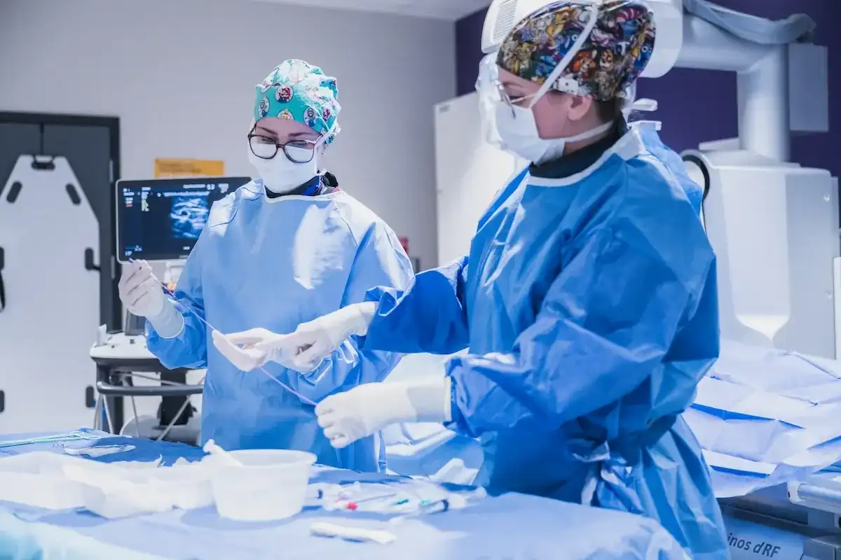 Étudiantes dans une salle d'opération