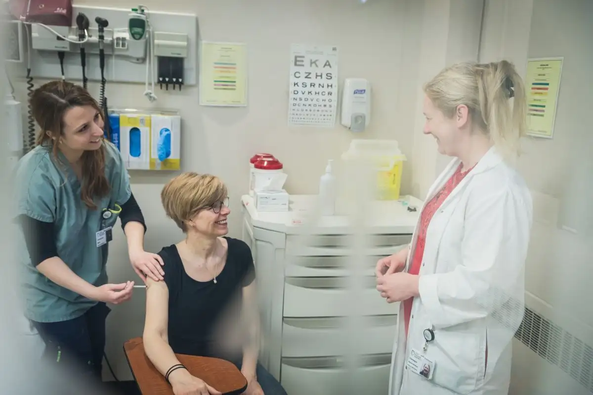 Professeur et étudiante avec une patiente