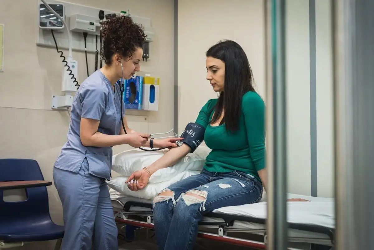 Personne étudiante qui prend la pression d'une patiente