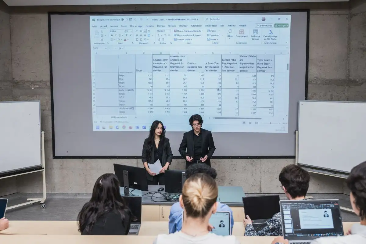 Deux étudiants qui présentent des résultats au tableau