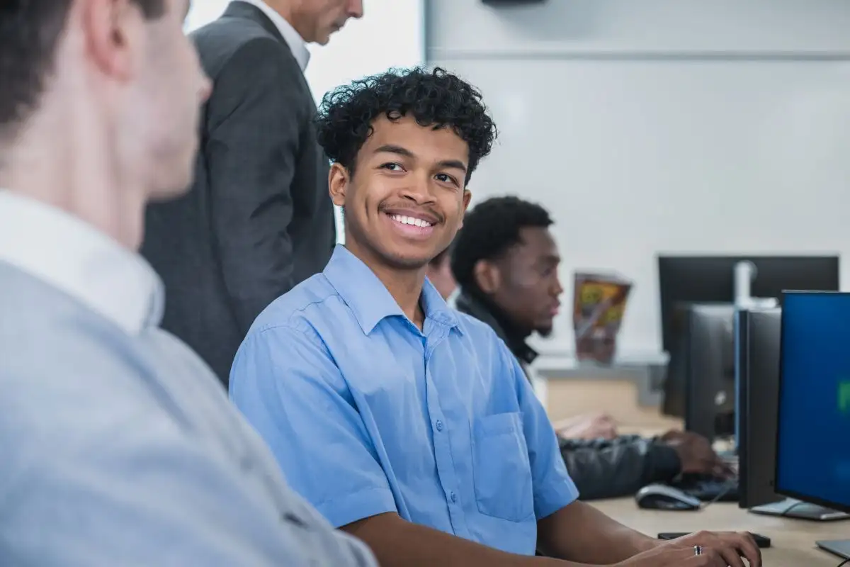 Étudiant souriant en classe