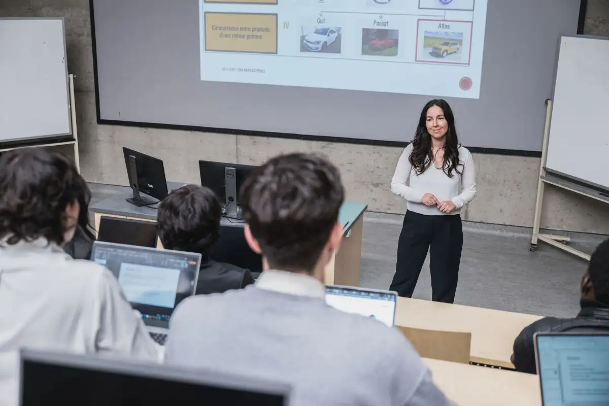 Enseignante qui présente en face de la classe