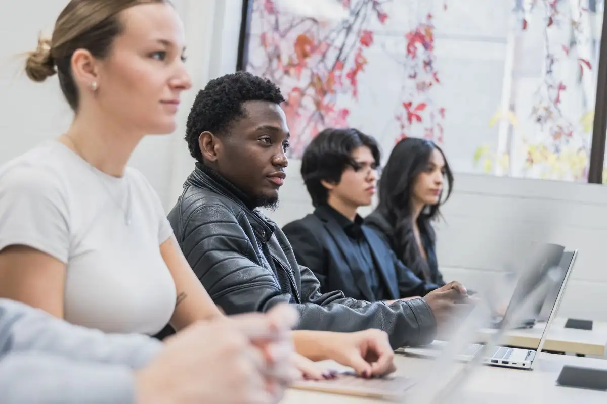 Personnes étudiantes qui écoutent leur enseignant