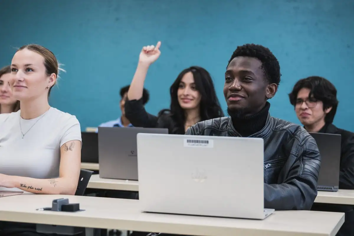 Personnes étudiantes en face de leurs ordinateurs