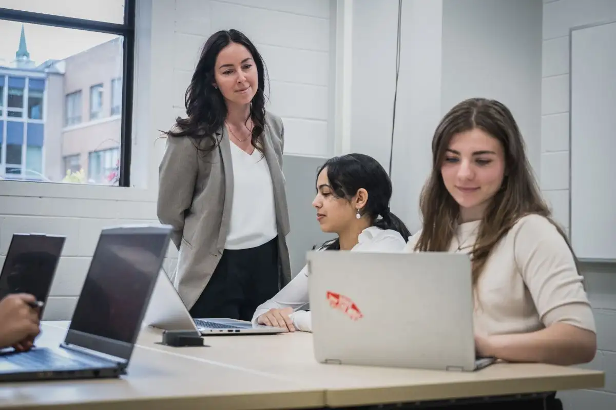 Enseignante qui fait le tour des tables de es élèves