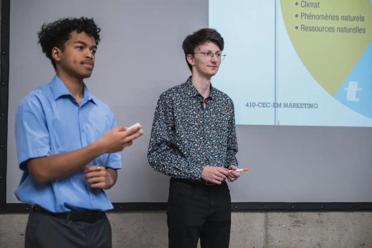 Deux étudiants qui font une présentation