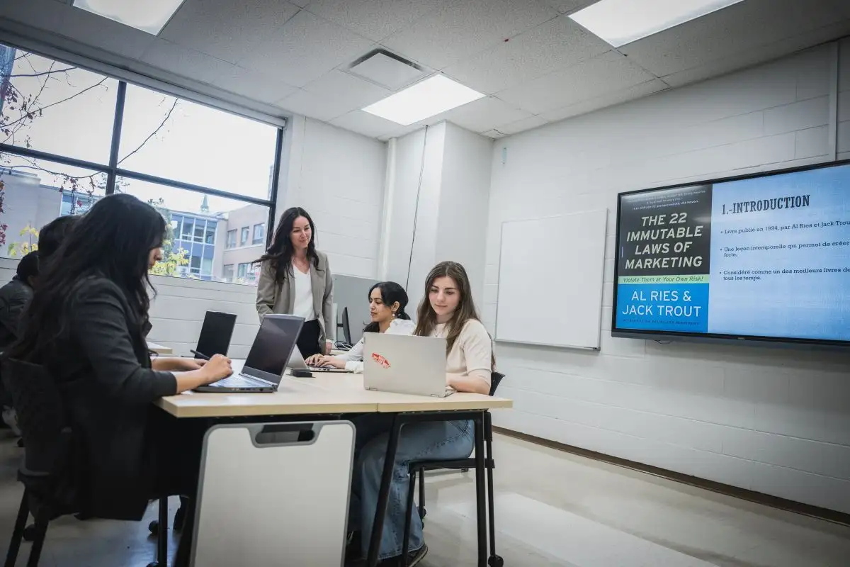 Enseignante avec ses étudiantes à table