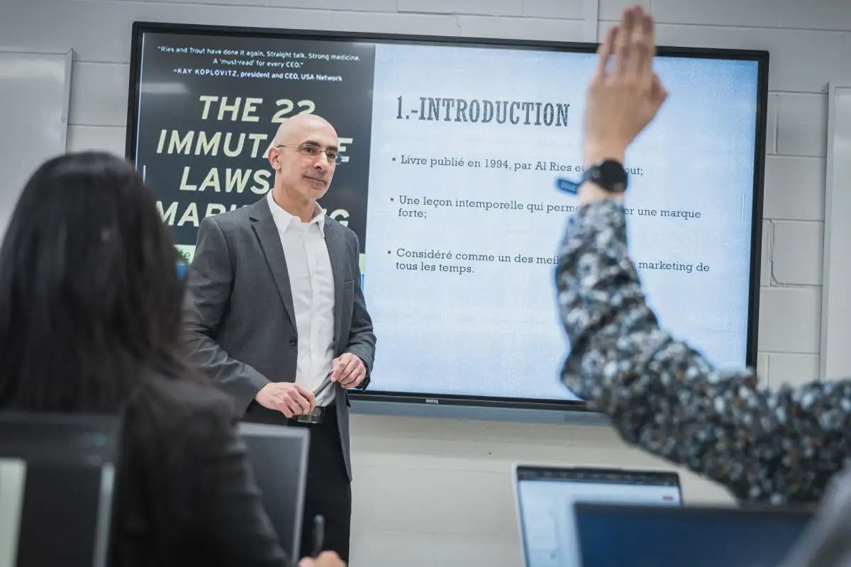 Enseignant et ses étudiants