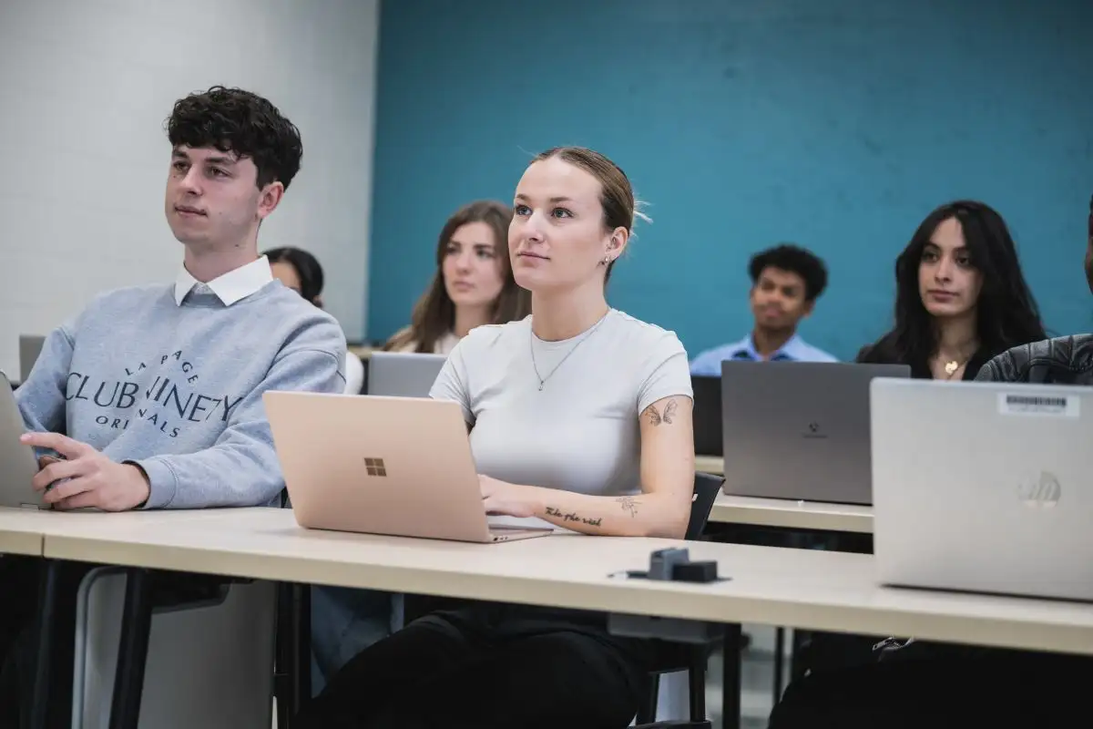 Personnes étudiantes en classe