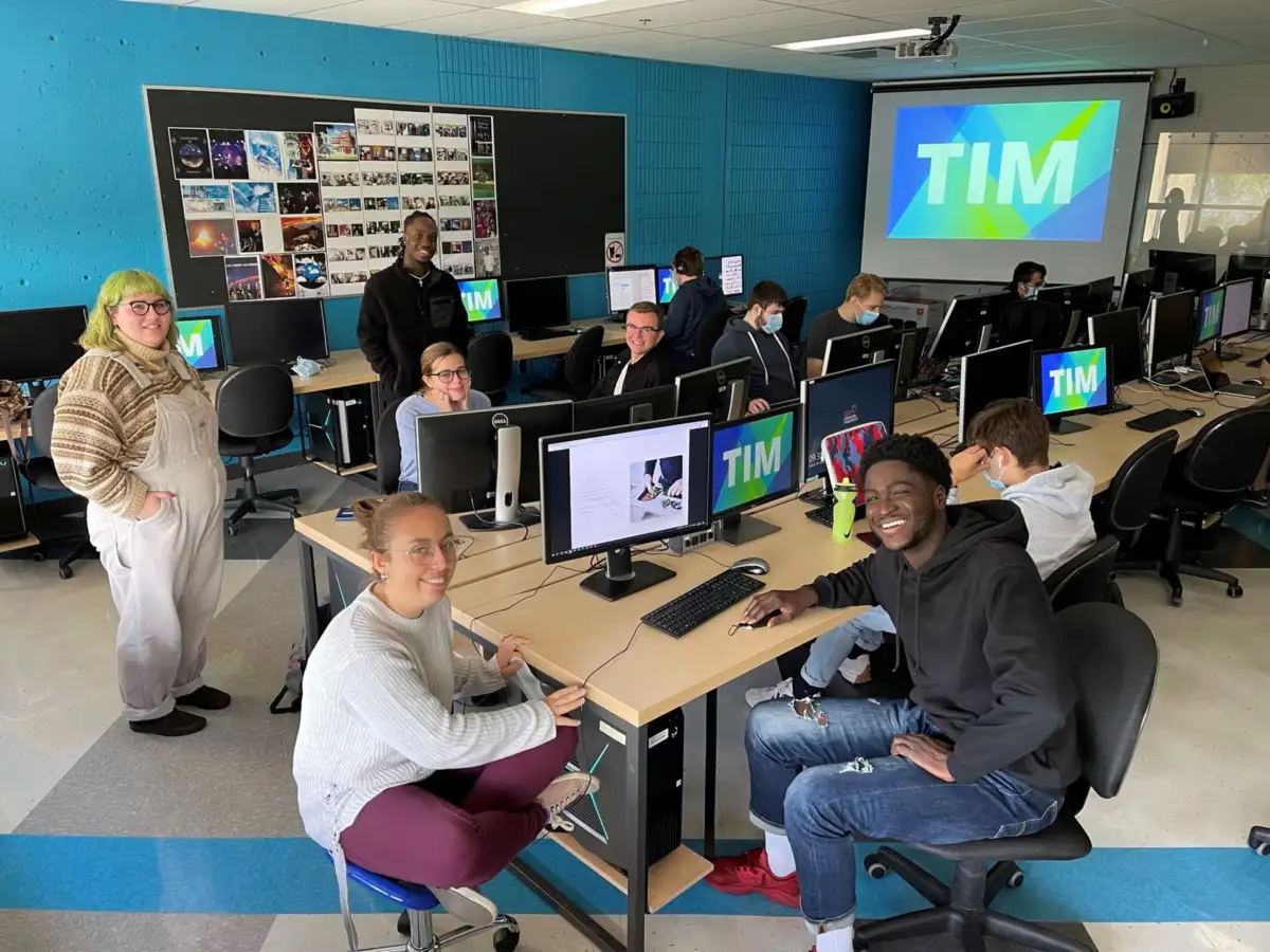 Personnes étudiantes en salle informatique