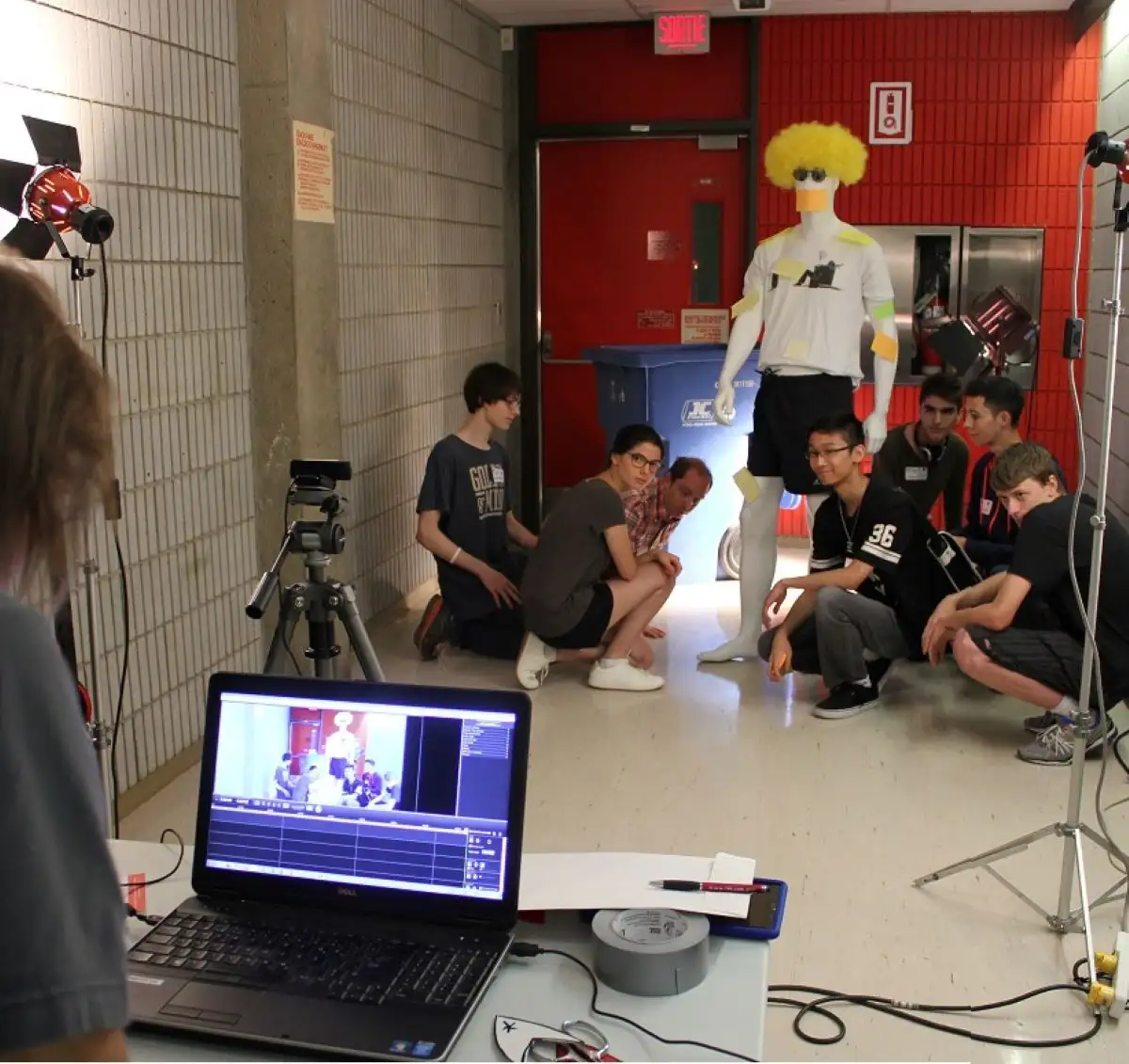 Personnes étudiantes qui travaillent sur un projet