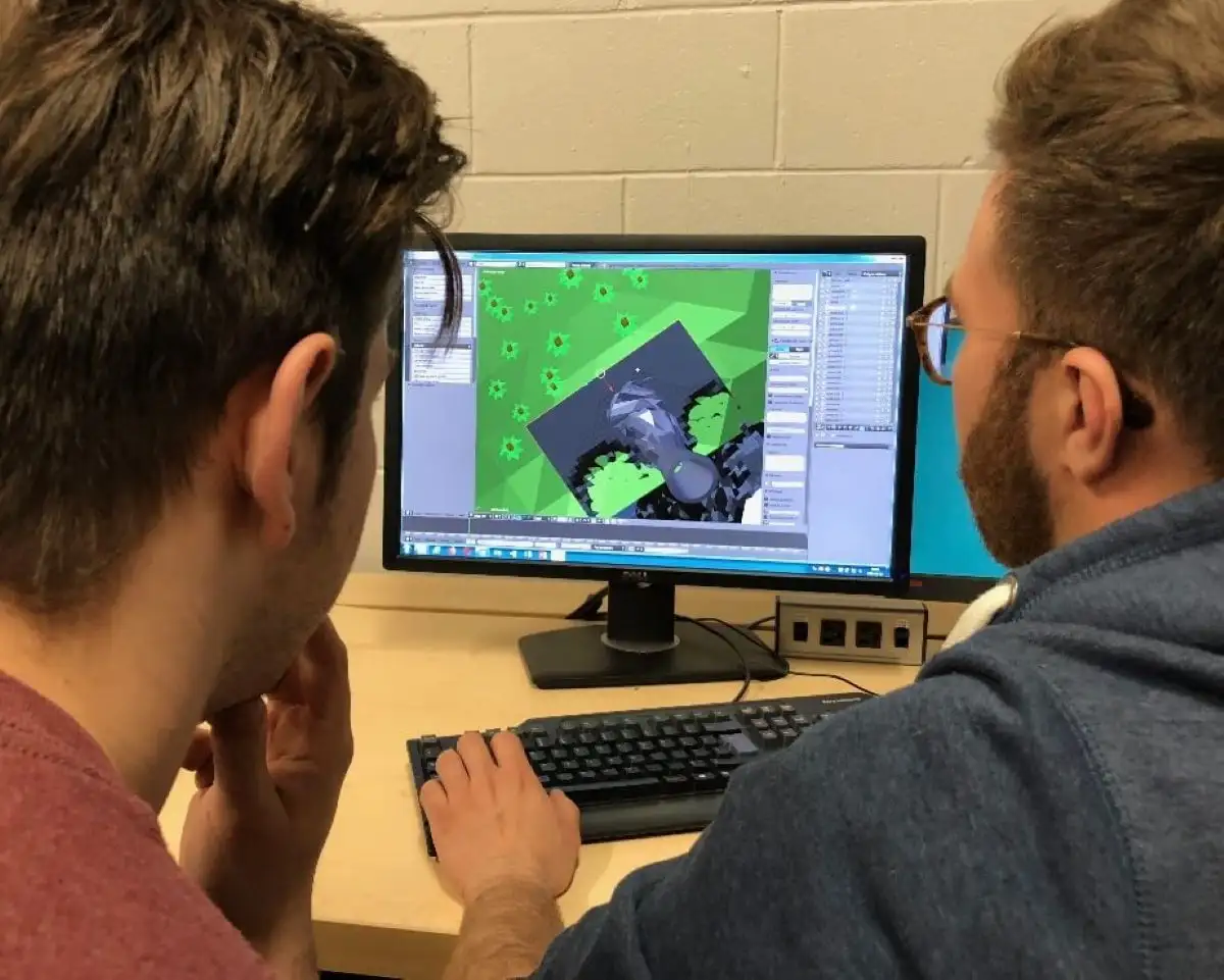 Étudiants en face d'un ordinateur