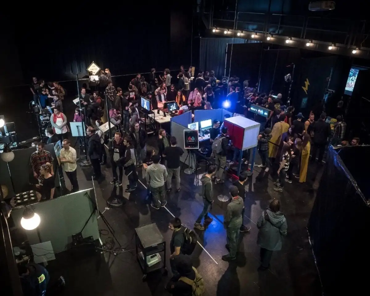 Personnes étudiantes dans un studio