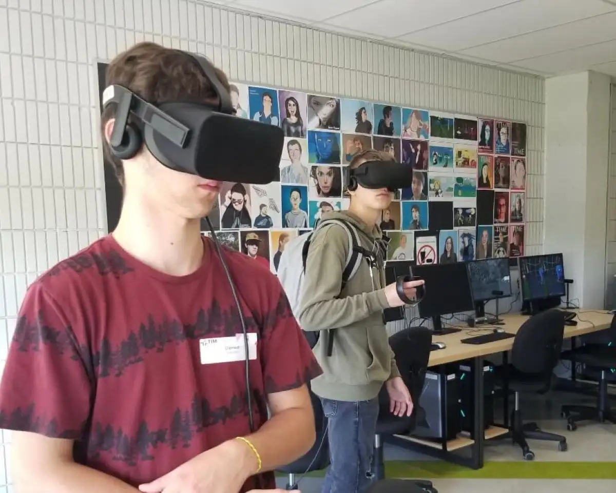Étudiants qui utilisent des casques de réalité virtuelle