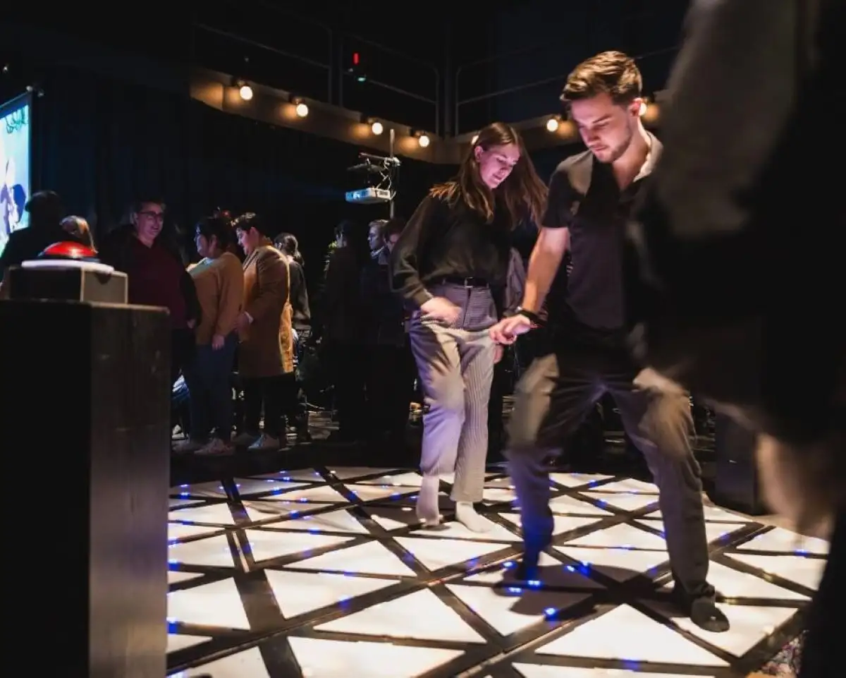 Personnes étudiantes qui tâtent le sol de leur pieds