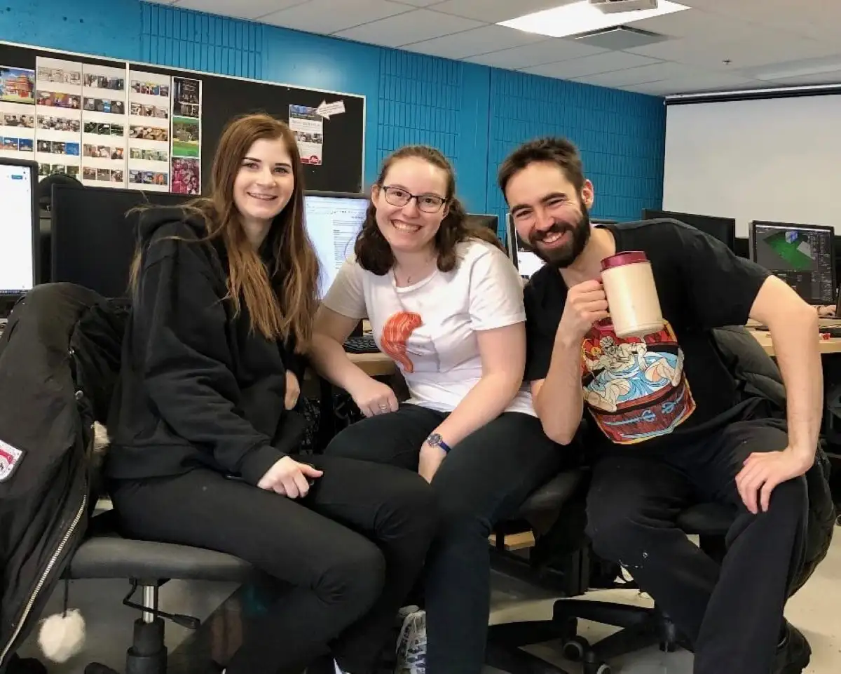 Personnes étudiantes en face caméra