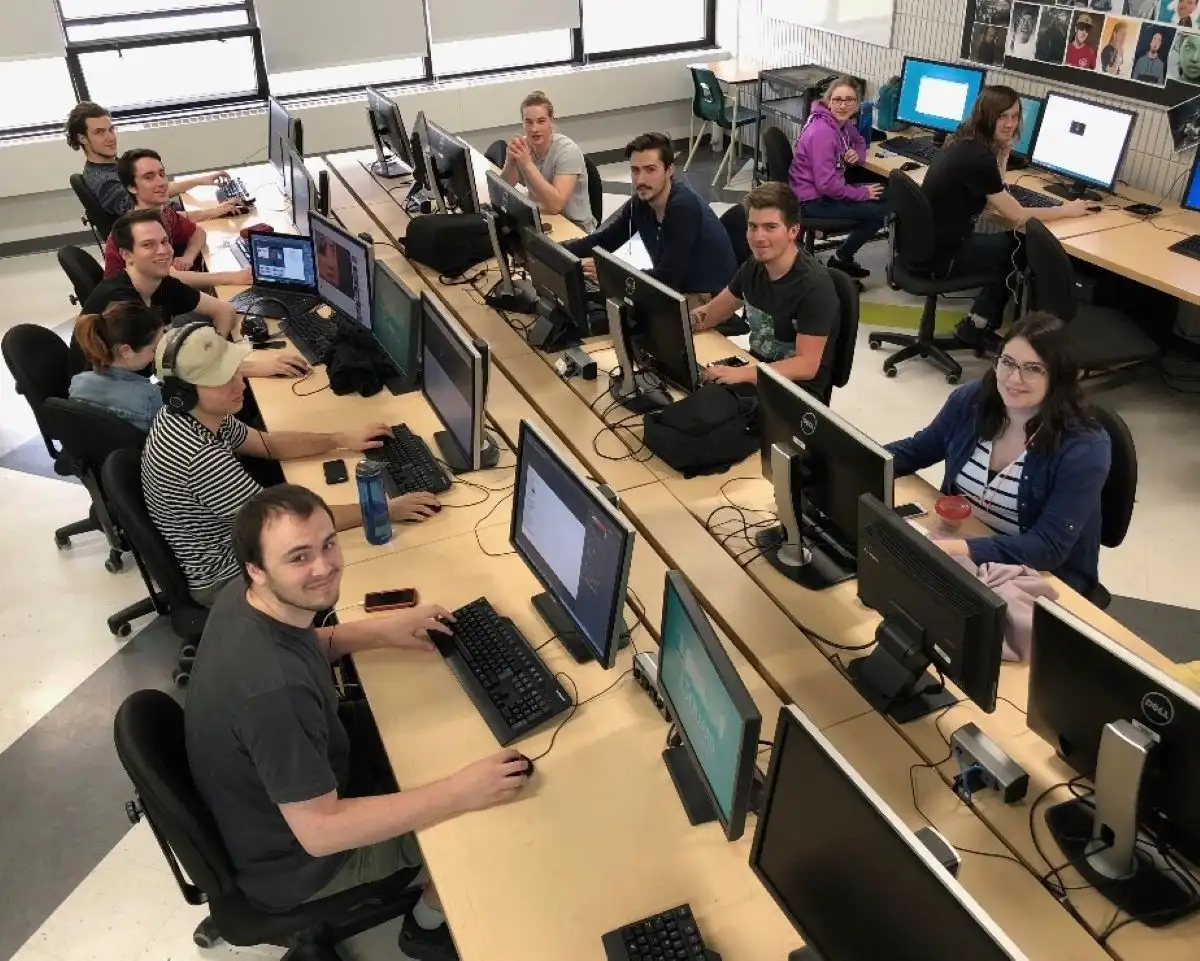 Personnes étudiantes en salle de cours, chacun face à son ordinateur