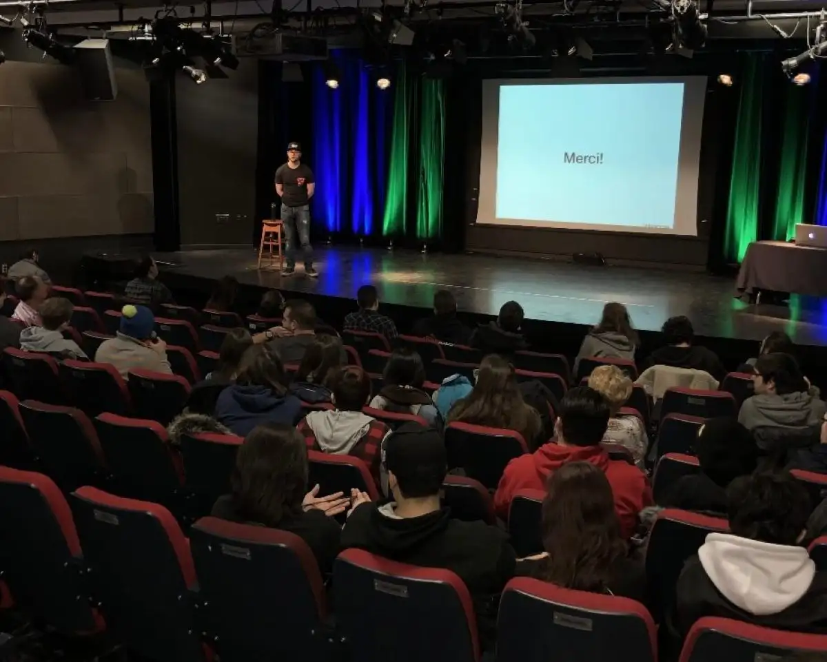 Étudiant sur scène