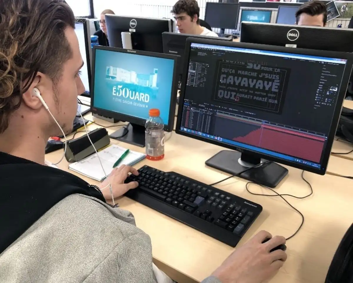 Étudiant qui travaille sur un logiciel