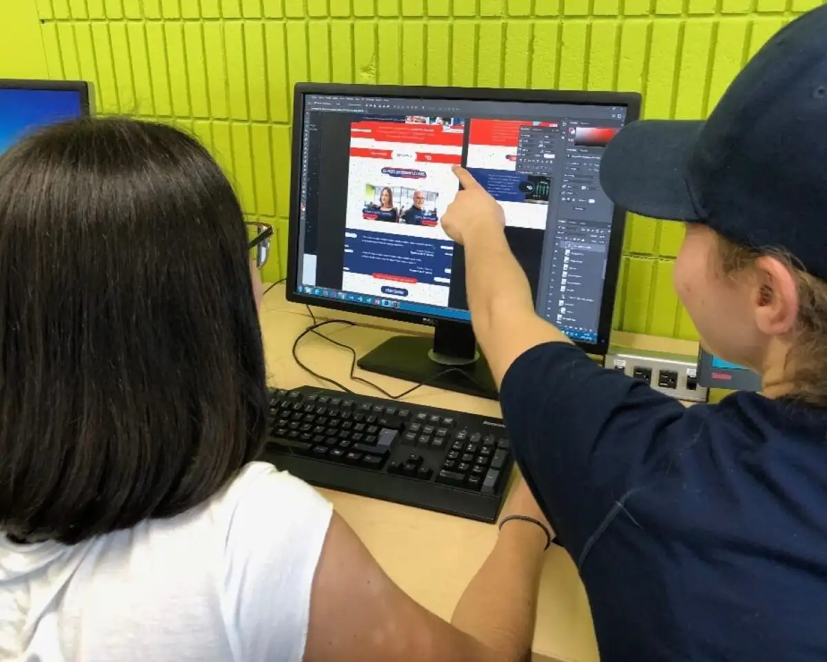 Personnes étudiantes en face d'un ordinateur