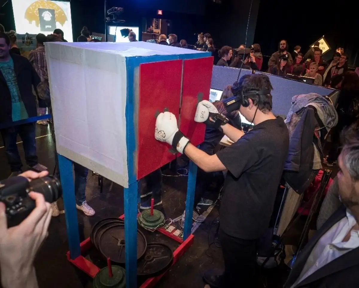 Personne étudiante avec un casque de réalité virtuelle