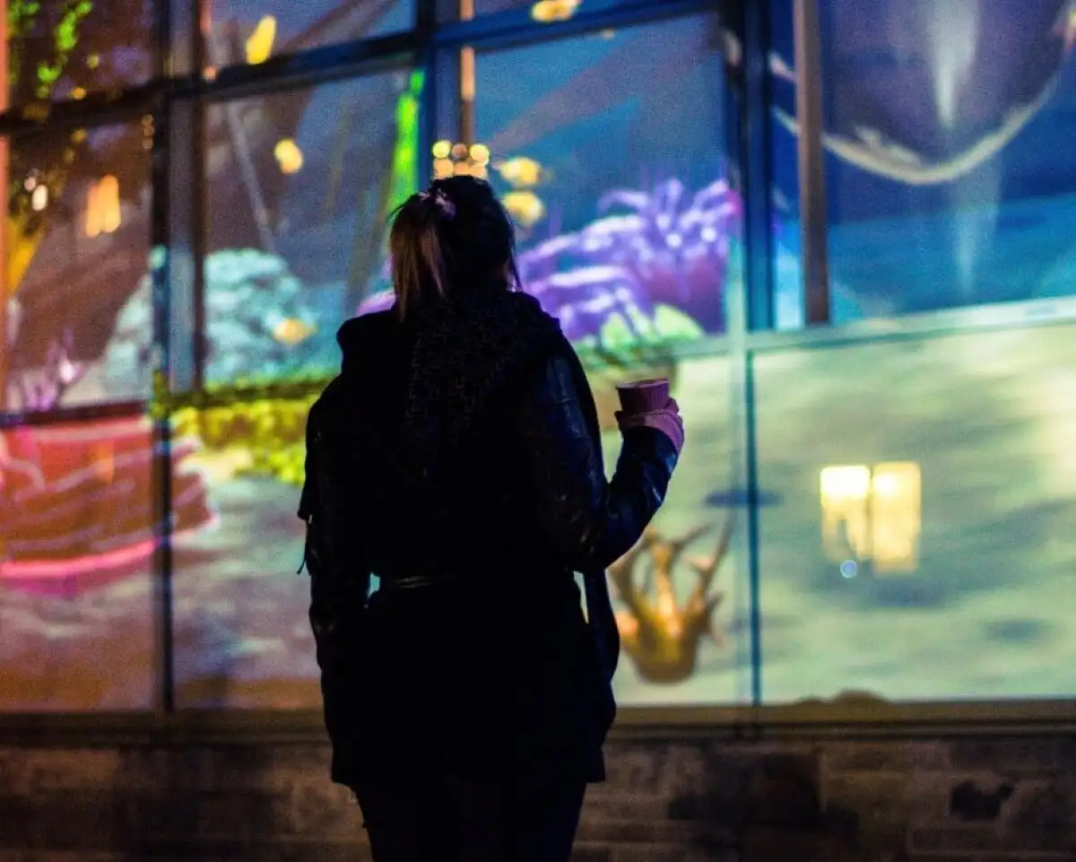 Personne en face d'un écran interactif