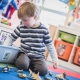 Petit garçon qui joue avec des jouets dans un bac