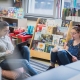 Personnes étudiantes qui étudient dans le local