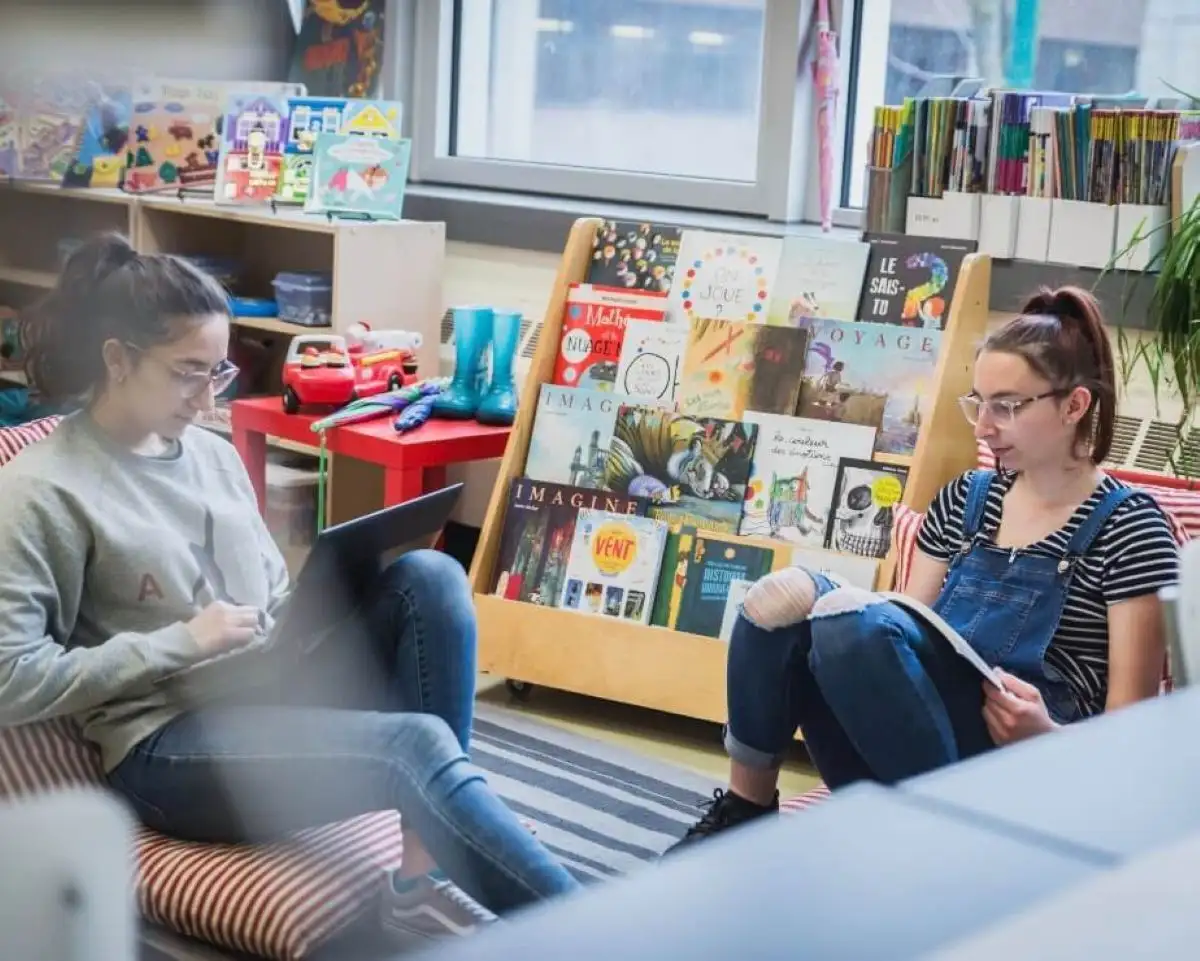 Personnes étudiantes qui étudient dans le local