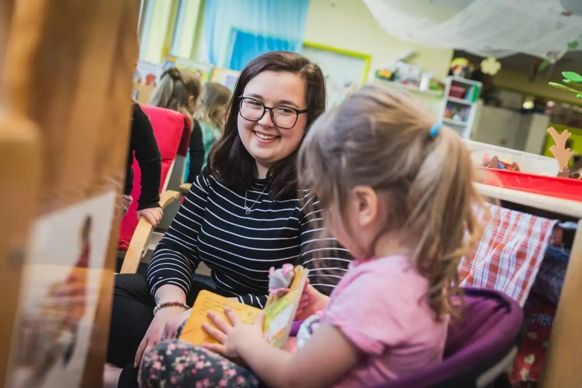 Étudiante qui joue avec une enfant