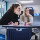 Deux étudiantes en discussion en face d'un ordinateur