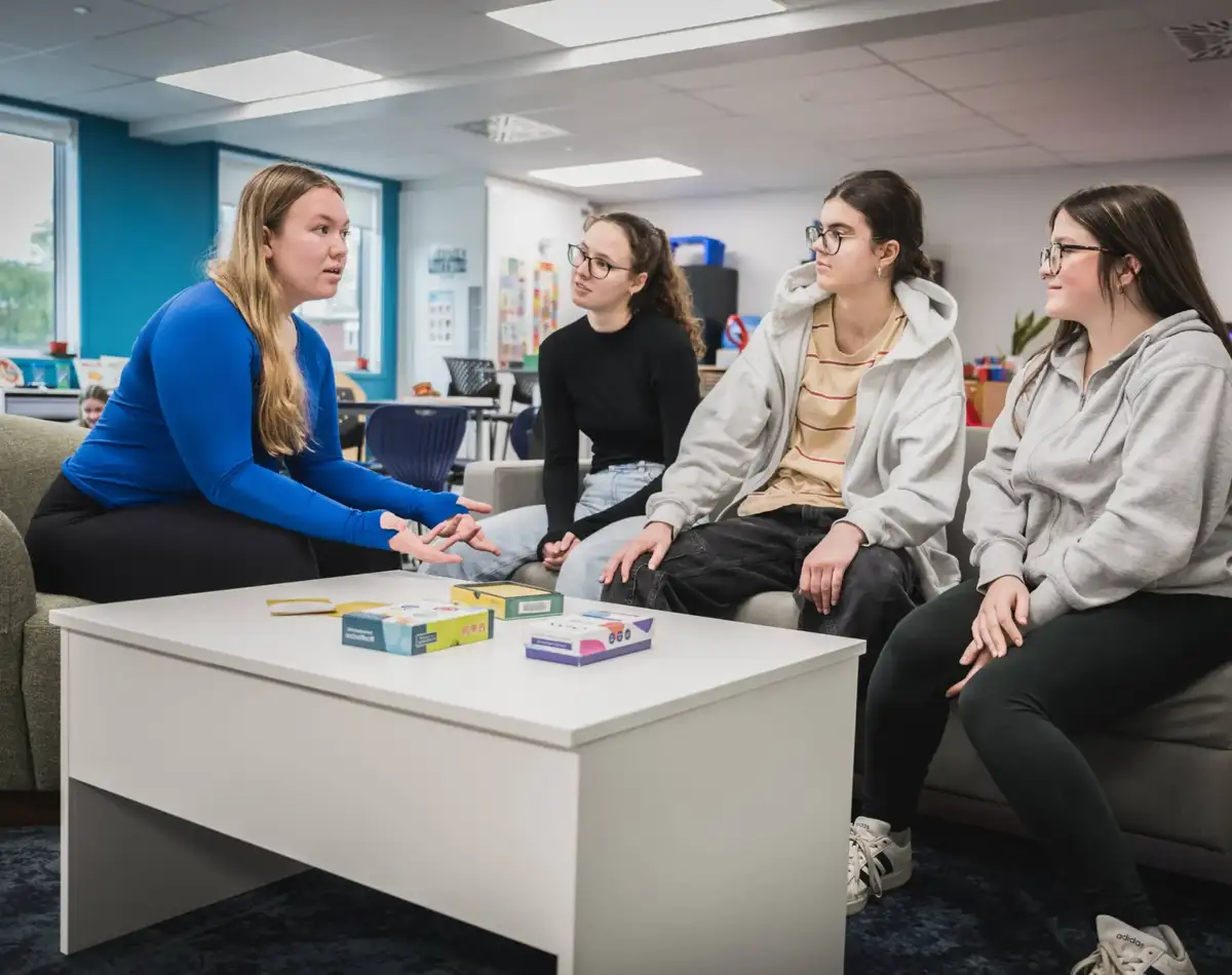 Étudiantes qui discutent autour d'une table
