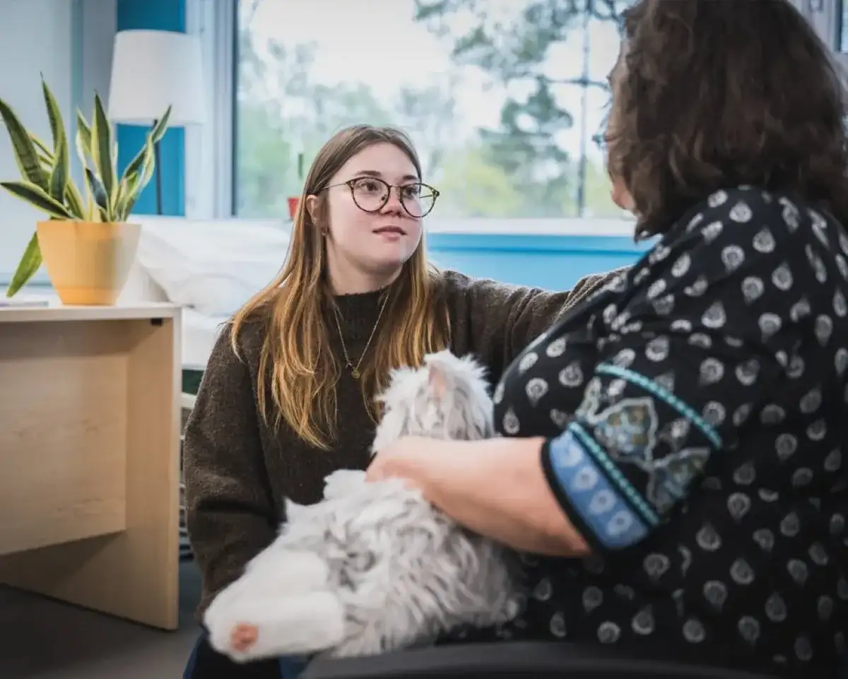 Étudiante qui discute avec une personne