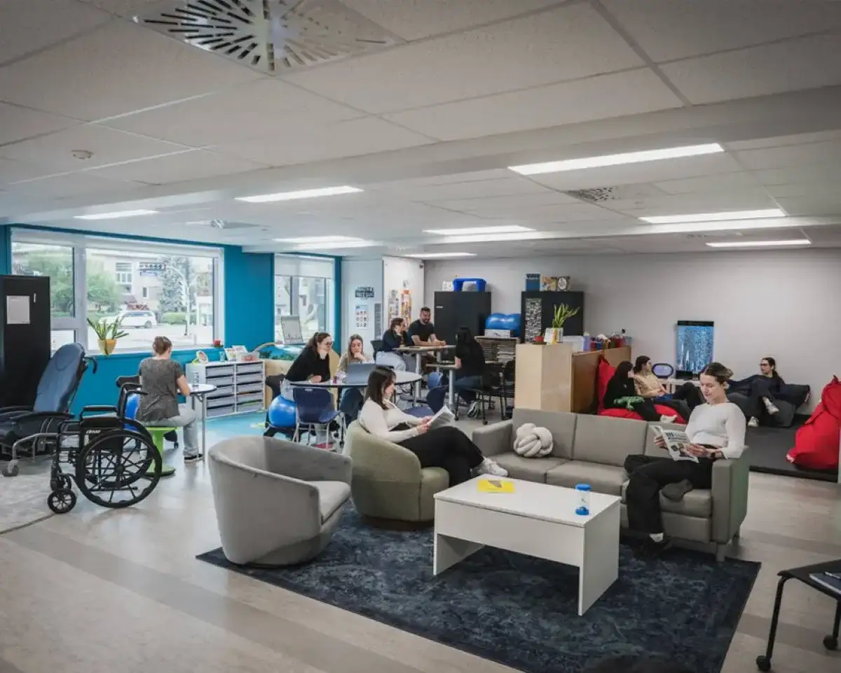 Personnes enseignantes et étudiantes dans le local de la technique d'éducation spécialisée