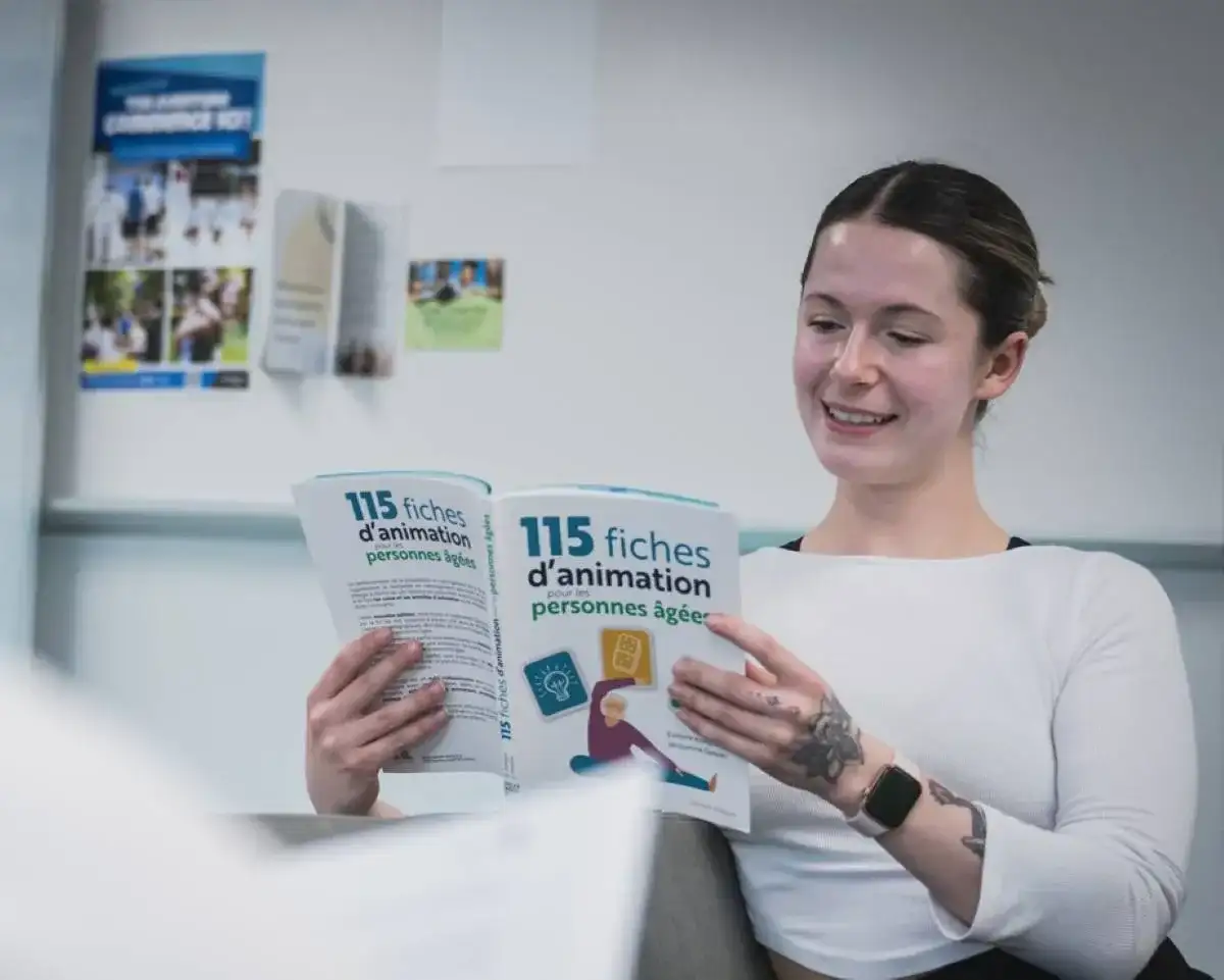 Étudiante qui fait de la lecture