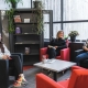 Personnes étudiantes assises qui discutent à la bibliothèque