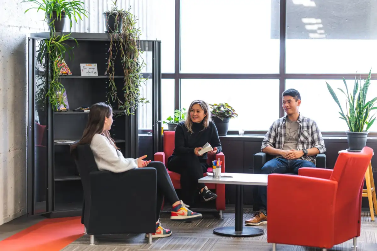 Étudiantes et étudiant à la bibliothèque du Cégep