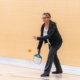 Personne qui joue au Pickelball