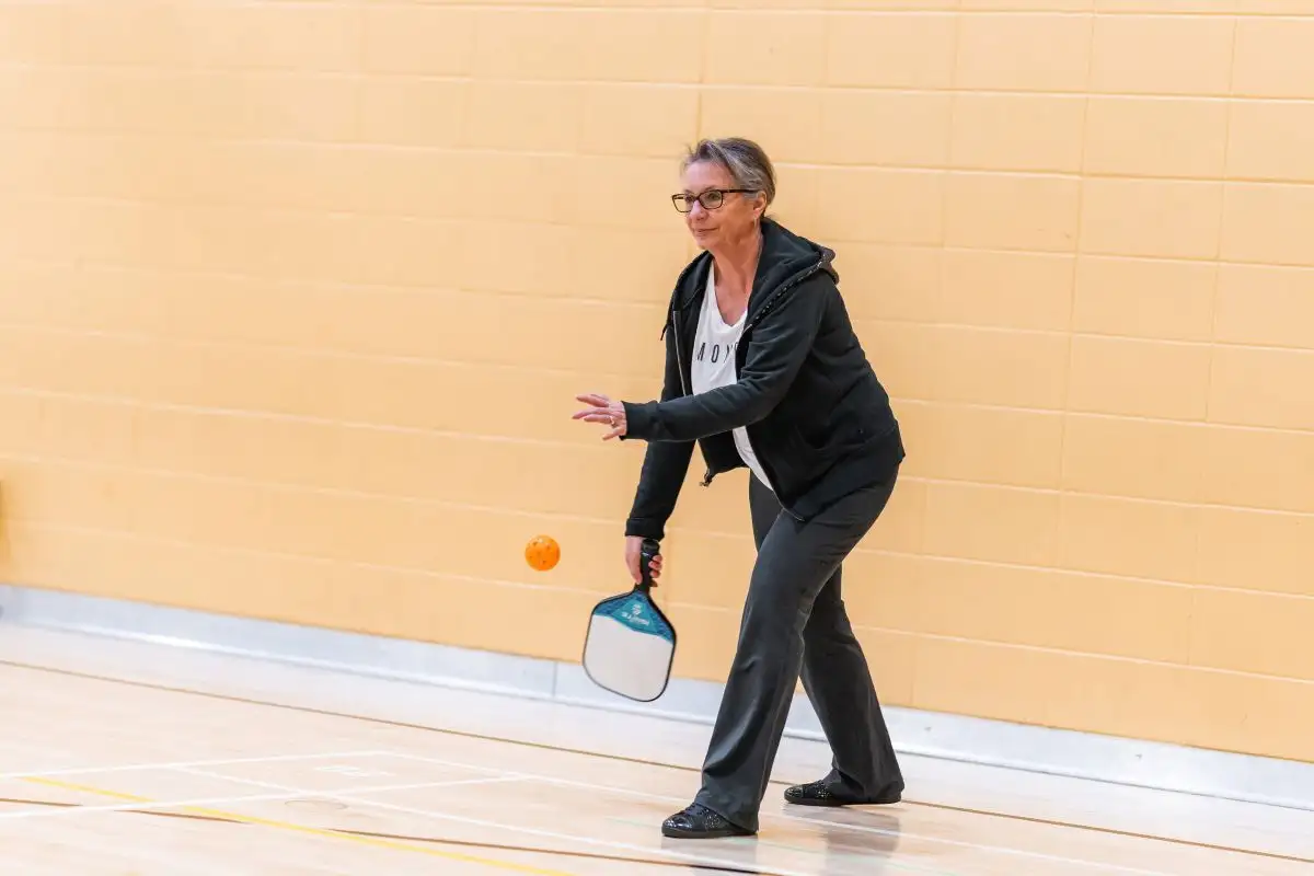 Personne qui joue au Pickelball