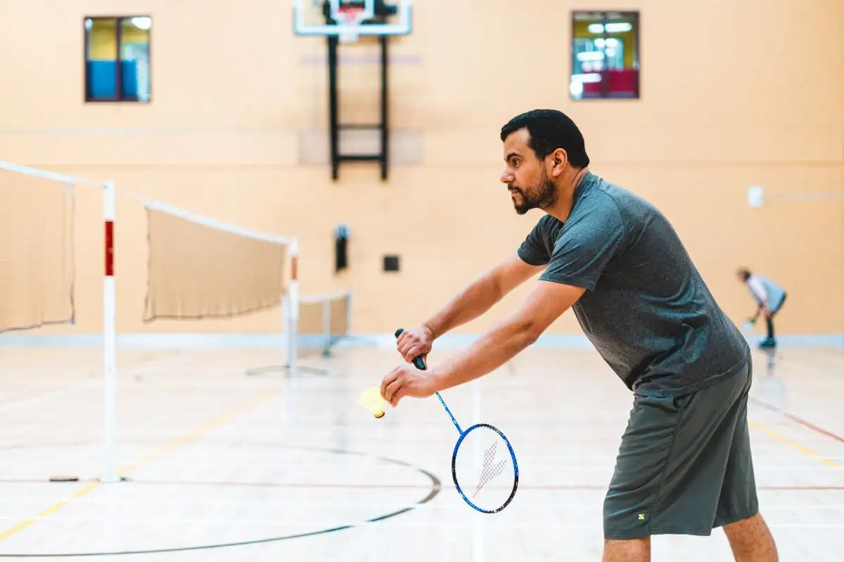 Personne qui joue au Badminton