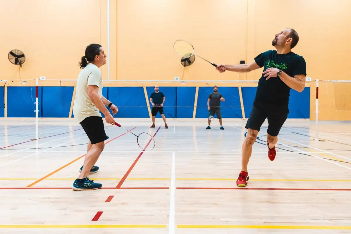 Personnes qui joue dans le gymnase