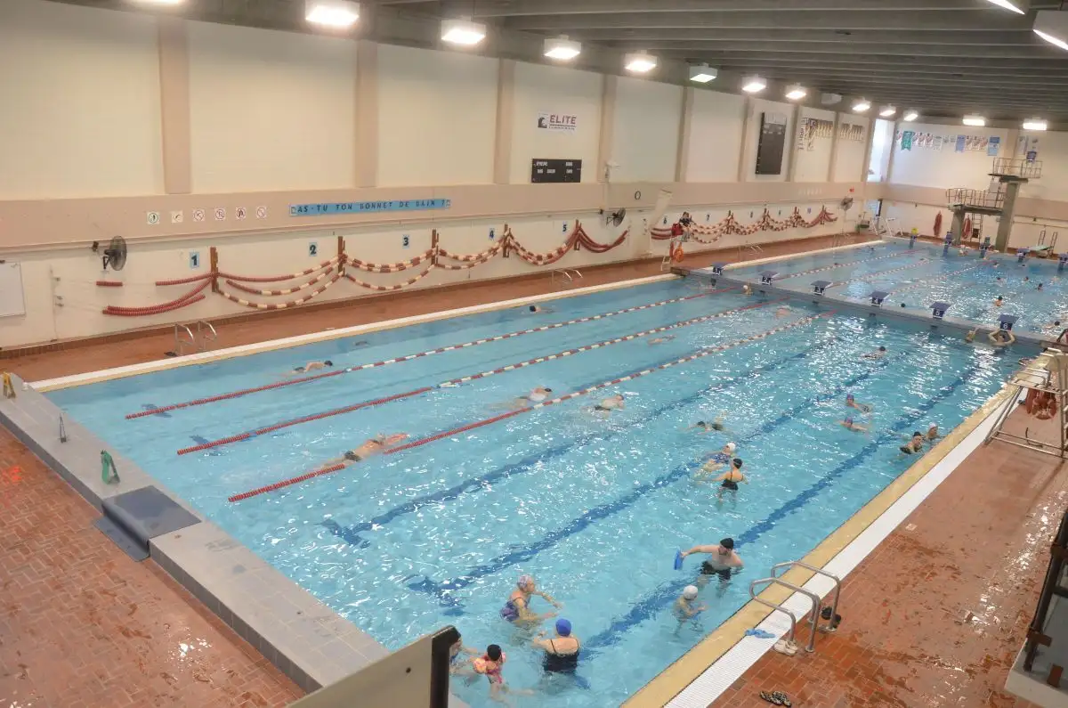 Personnes qui prennent un bain libre dans la piscine