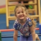 Fille qui fait de la gymnastique