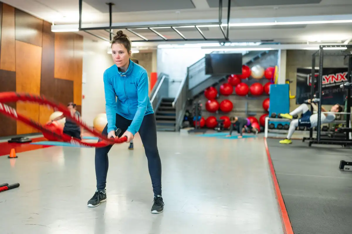 Personnes qui participent à un cours Cardio et tonus musculaire au Centre sportif