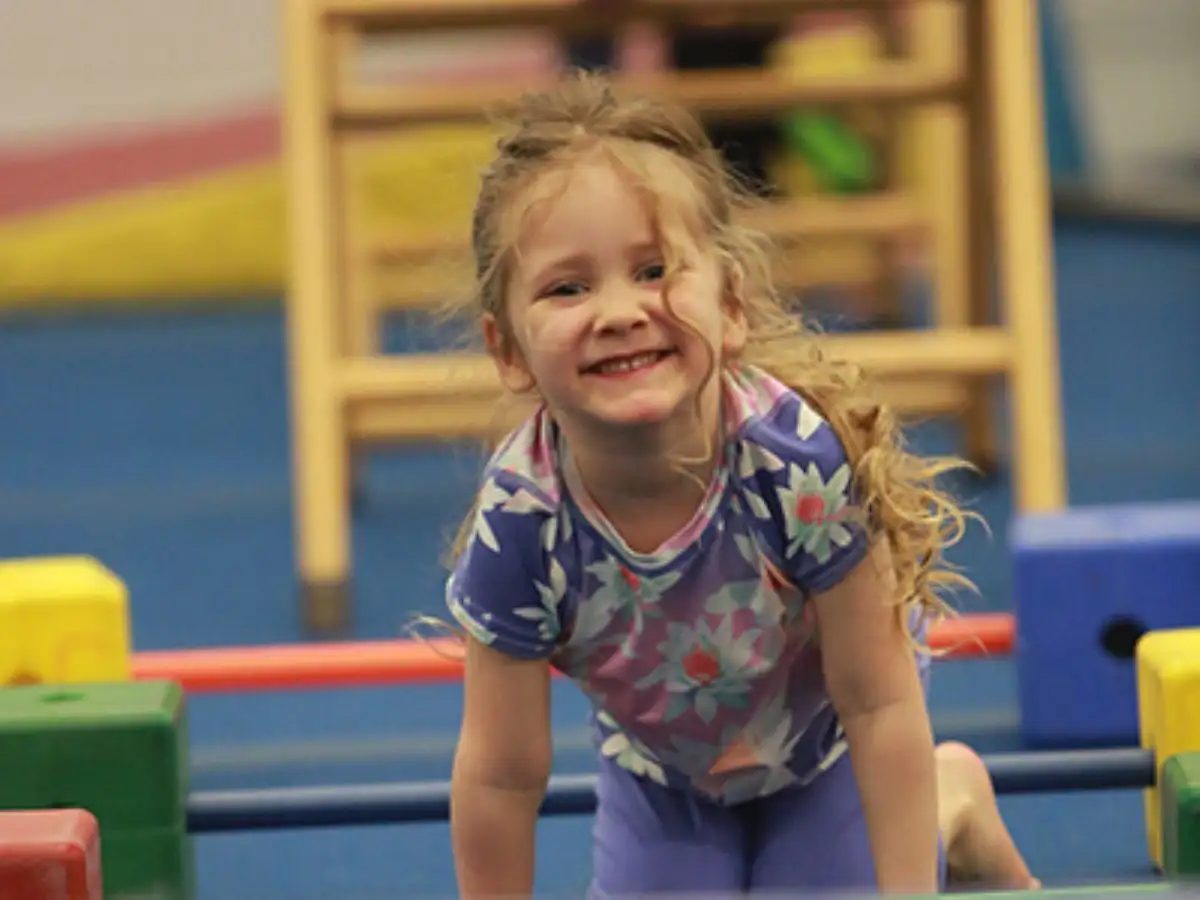 Fille qui fait de la gymnastique
