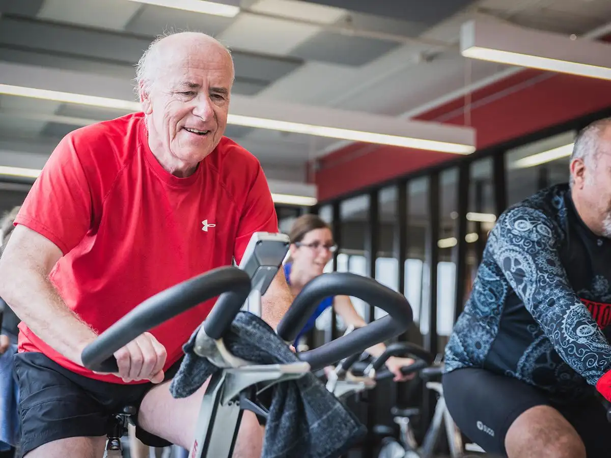 Vue de personnes qui participent à un cours du Centre sportif
