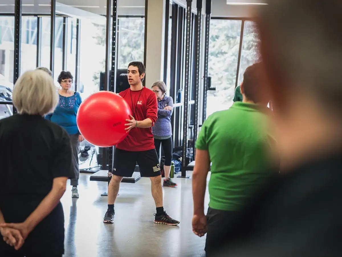 Vue de personnes qui participent à un cours du Centre sportif