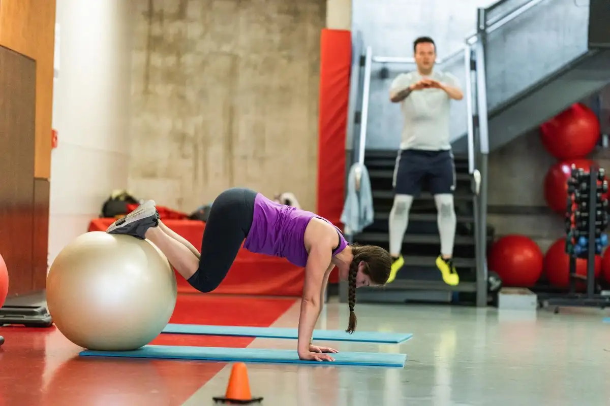 Vue de personnes qui participent à un cours du Centre sportif