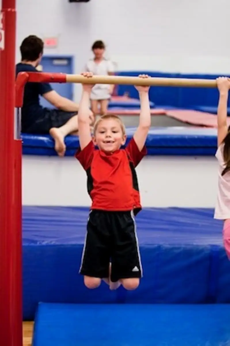 Enfant accroché à une barre