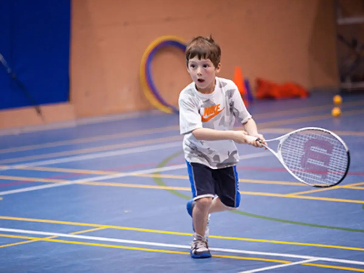 Enfant qui joue au tennis